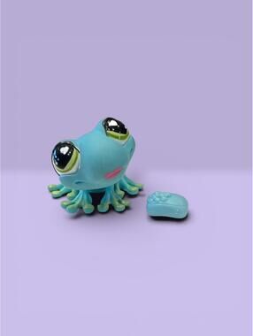Littlest Pet Shop LPS Frog #562 with Soap Accessory.